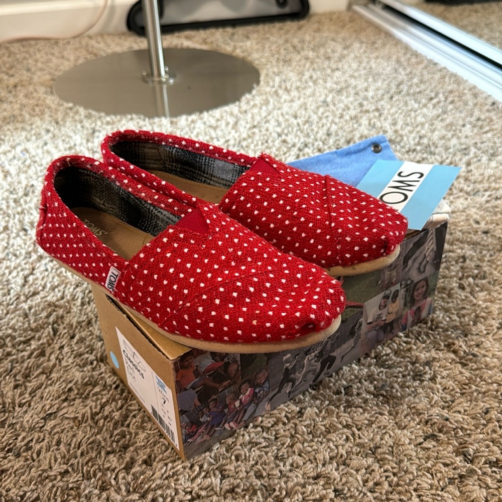 Classic Red Dot Tom’s Size 7